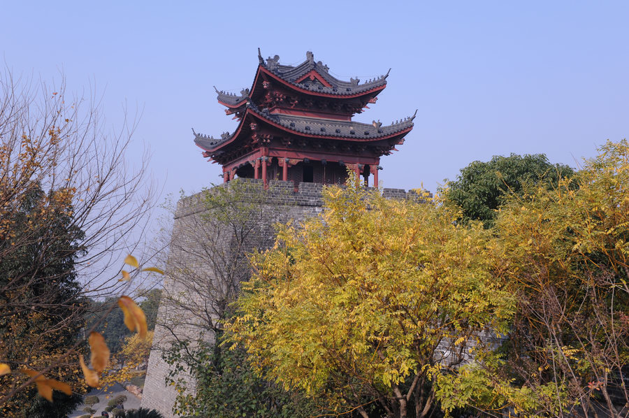 E:\互联网\2016外网资料\新建文件夹161009\摄影作品\金秋晚亭蓝悠悠1.jpg