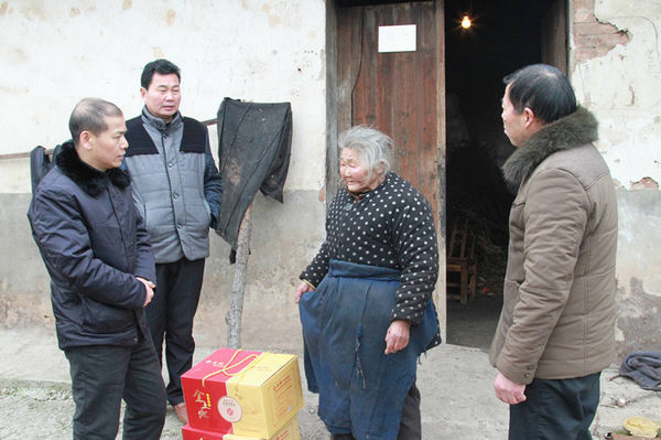 副院长黄盛东与特困户交流.JPG