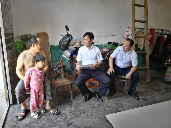 E:\互联网\2016外网资料\石首法院院长毛华庆走访帮扶贫困户\石首法院院长毛华庆走访帮扶贫困户 - 副本.jpg