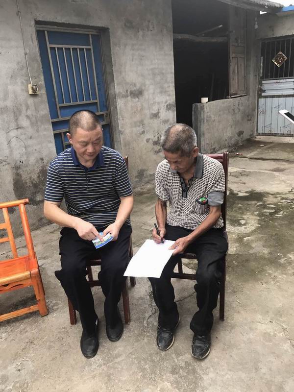 干警走访帮扶对象1.jpg