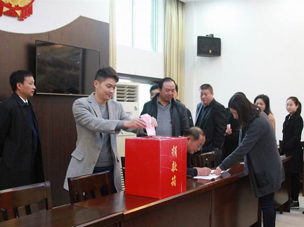 干警纷纷慷慨解囊.jpg