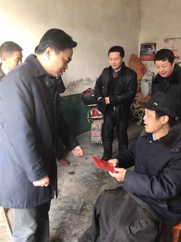 慰问困难群众 (2) - 副本.jpg