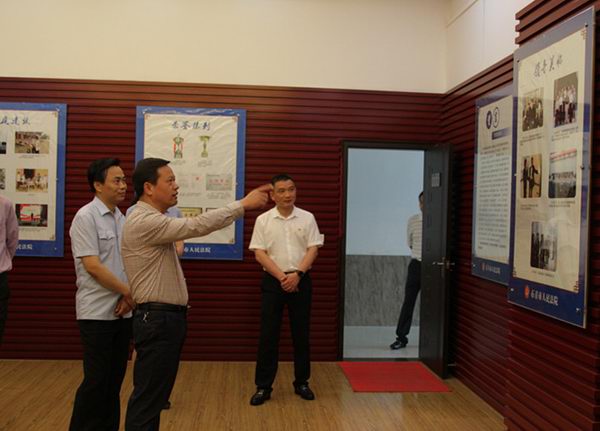 参观荣誉室1.jpg
