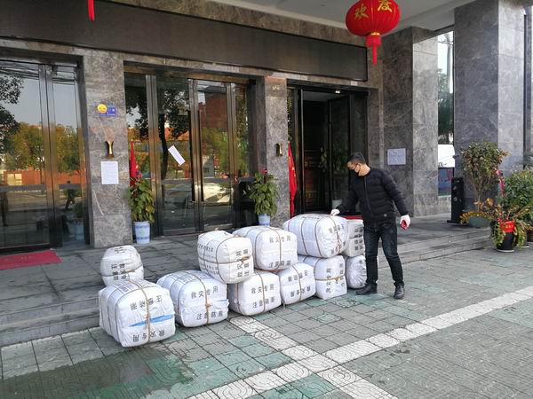 干警搬运物资.jpg
