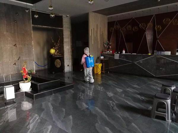 干警对公共区域进行消杀处理.jpg