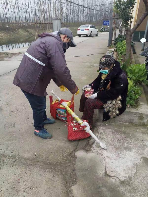 干警为老人冲泡方便面.jpg