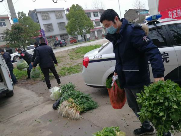 干警运送蔬菜.jpg