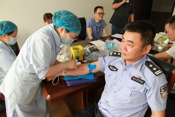 石首法院干警积极参与无偿献血活动.JPG
