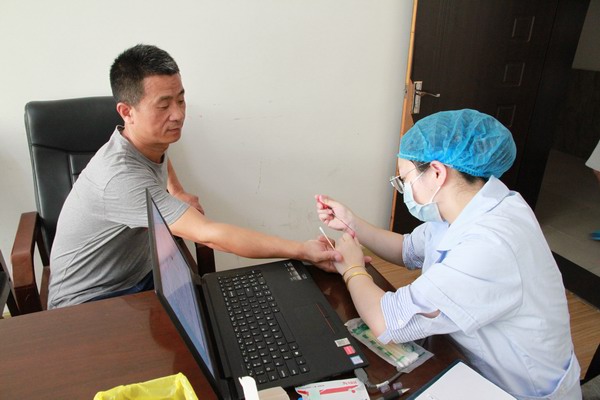 石首法院干警积极参与无偿献血活动7.JPG