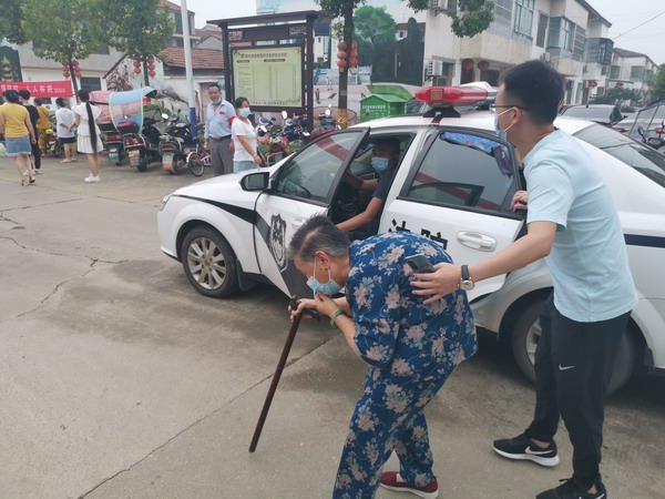 搀扶婆婆.jpg