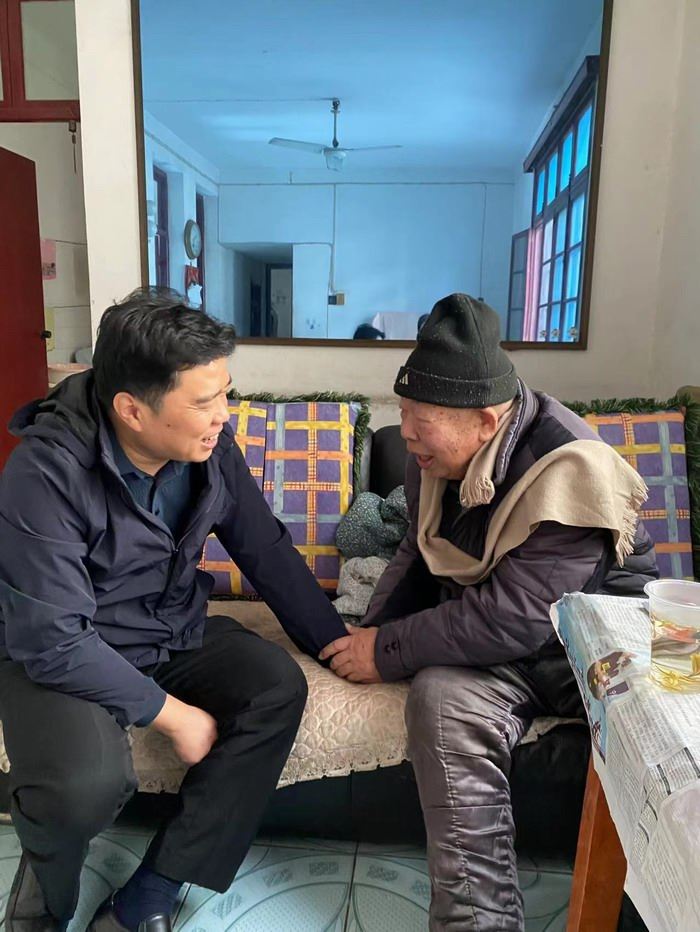 走访慰问退休老干部1.jpg