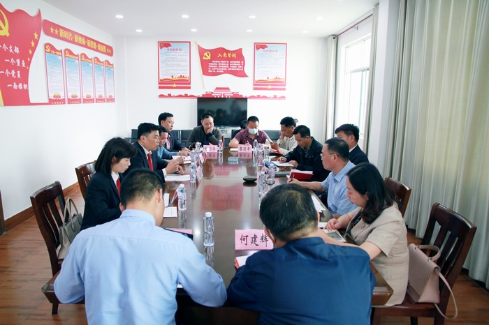 座谈会.jpg